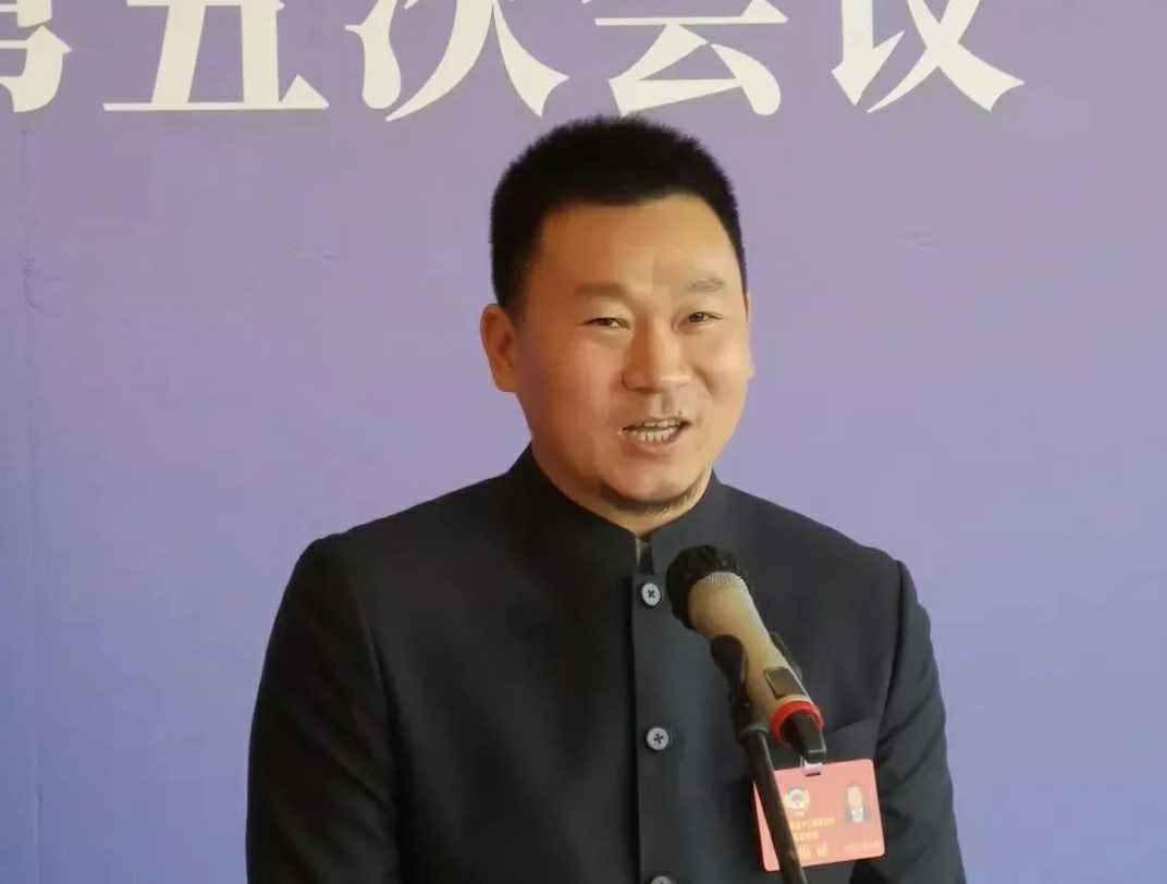 为进一步展示市政协团结、民主、开放、自信的形象，向市民和网友展示政协委员的履职风采，中山市政协十二届五次会议在2月4日上午开幕前开设“委员通道”，市政协委员、武汉高昂智能制造解决方案有限公司公司总经理陈朝阳走进“委员通道”，回应社会关切的问题。他就如何做好城市应急管理规划的问题进行发言，并回答记者提问。.jpg